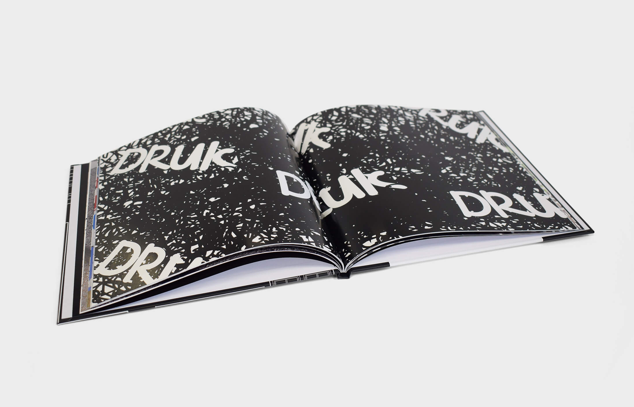 Het binnenwerk van het boek Around Town met op deze bladzijde een bijna zwarte achtergrond met de woorden 'druk' in het wit.