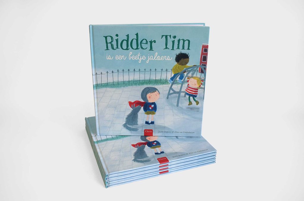 Een stapel van het boek Ridder Tim is een beetje jaloers met op de voorkant een tekening van een kind met een ridderhelm dat kijkt naar andere spelende kinderen.