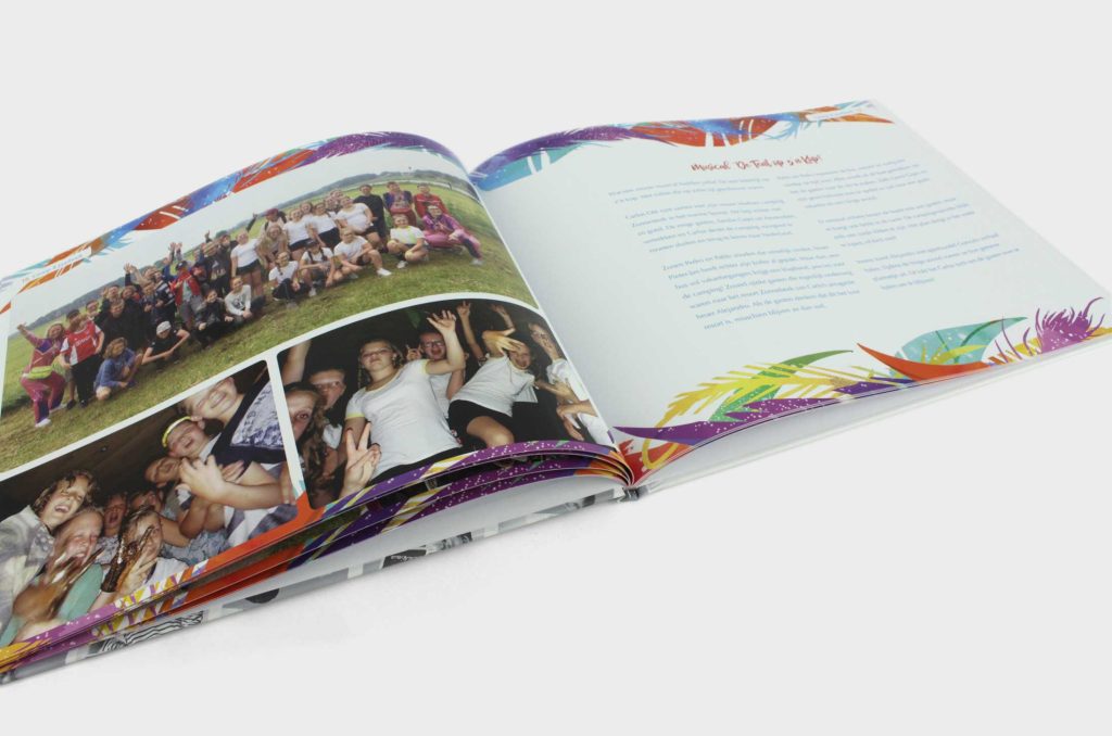 Een groep 8 jaarboek opengeslagen op een pagina met foto's van kinderen en een tekst over een musical.