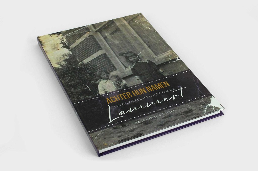 De cover van het boek Achter hun namen, een geschiedenis van de familie Lommert met een oude foto van kinderen en een hond voor een huis.