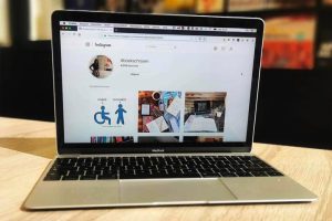 Opengeklapte laptop marketing