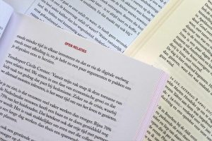 Opengeslagen boeken met verschillende soorten lettertypes