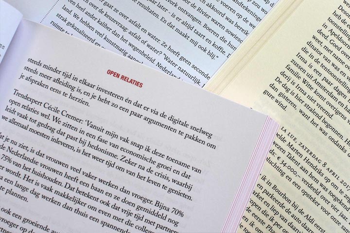 Opengeslagen boeken met verschillende soorten lettertypes