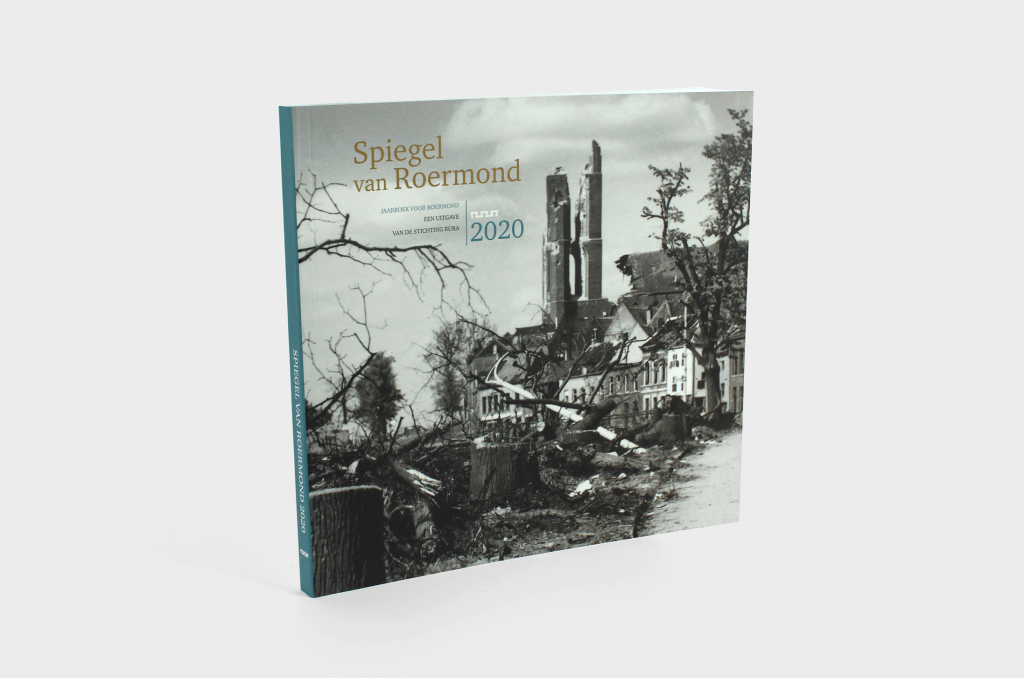 De cover van het jaarboek Spiegel van Roermond 2020 met een oude zwart-wit foto van Roermond op de voorkant.