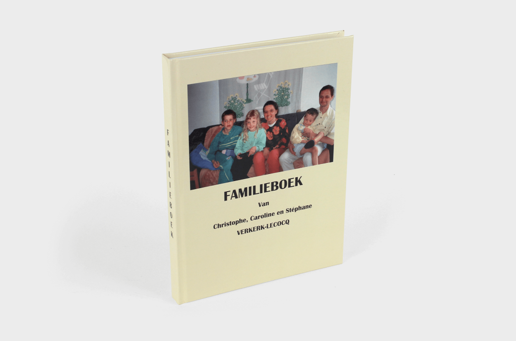 De cover van het familieboek van Christophe, Caroline en Stéphane Verkerk-Lecocq met op de voorkant een foto van de familie.