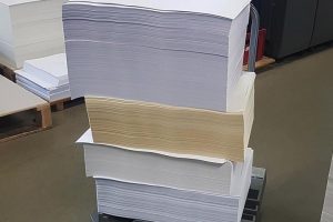 Stapel verschillende soorten papier voor boek te drukken