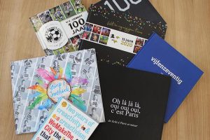 Diverse voorbeelden van jubileumboeken en jaarboeken