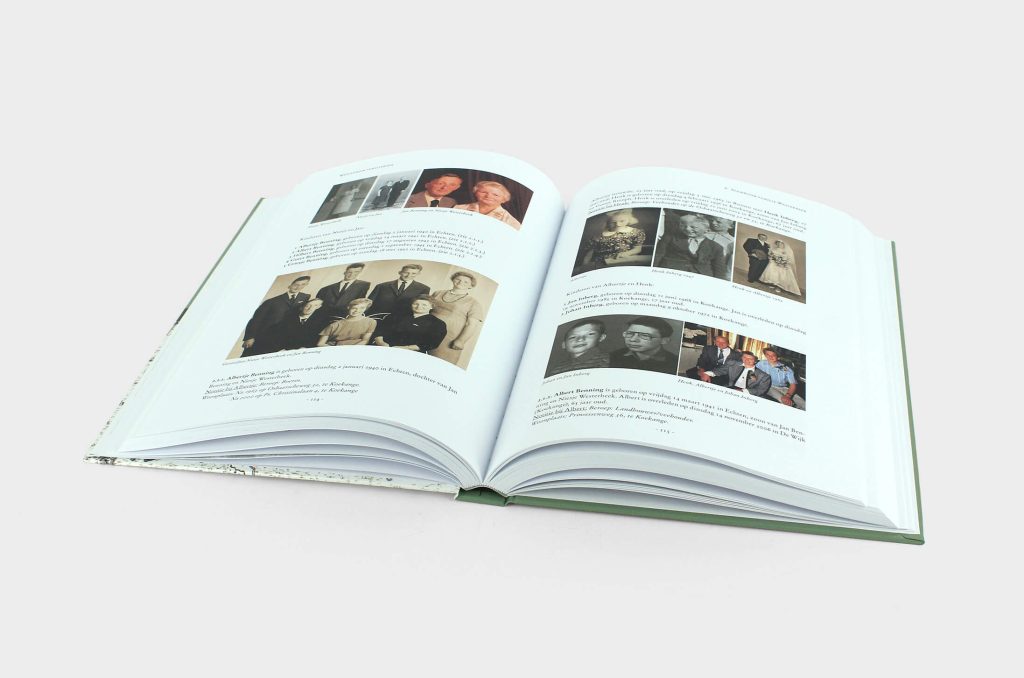 Het boek Familieboek Westerbeek opengeklapt met daarin oude foto's van familieleden van de familie Westerbeek