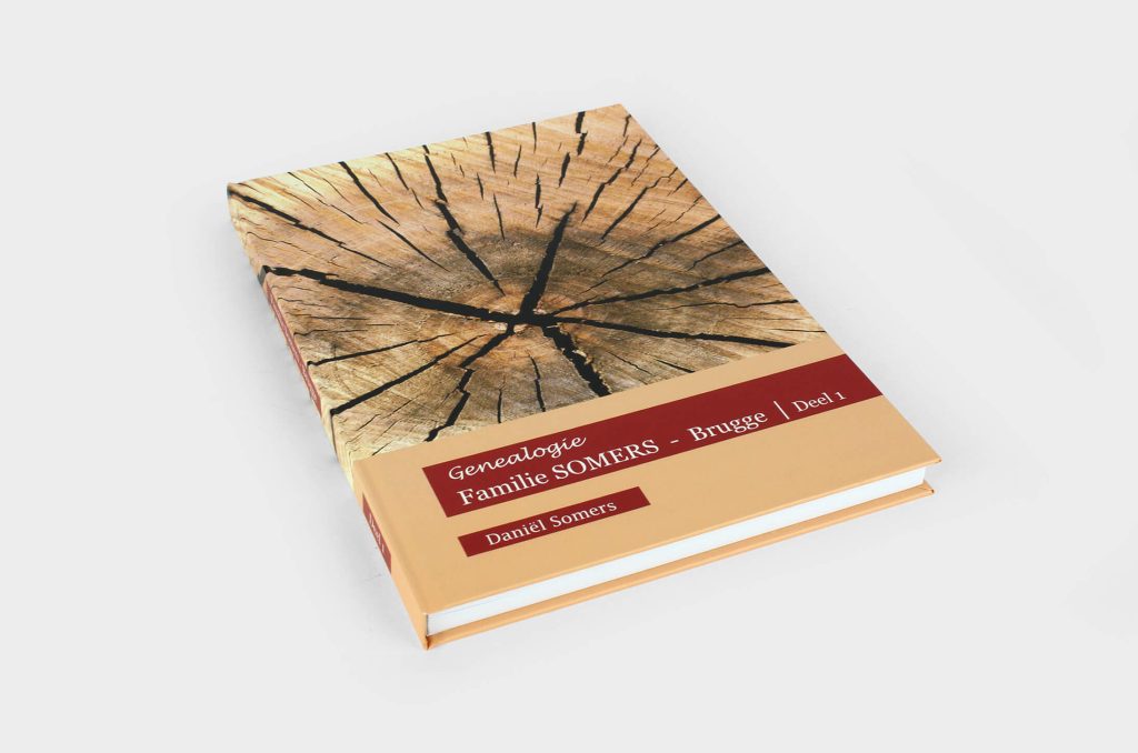 De voorkant van het boek Genealogie Familie Somers - Brugge met een afbeelding van de binnenkant van een boomstam