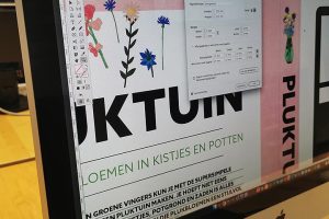 Beeldscherm met afbeelding van een boek wat wordt vormgegeven