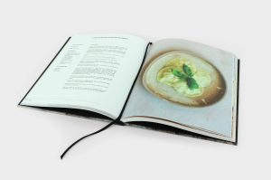 Het receptenboek In Aurelia's kitchen opengeslagen op een pagina met een recept van langoustine wonton ravioli.