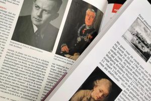 Twee opengeslagen boeken met veel tekst en enkele foto's ter illustratie.
