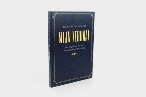 De donkerblauwe cover van het boek Mijn verhaal van Theo van Duijnhoven.