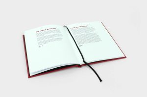 Opengeslagen boek the secret bar, zwart leeslint