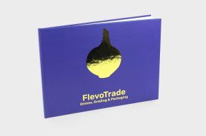 Omslag van het boek FlevoTrade, een blauwe kaft met gouden ui.