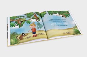Het boek De avonturen van Floortje opengeslagen op een bladzijde met een tekening van een meisje en meerdere aapjes
